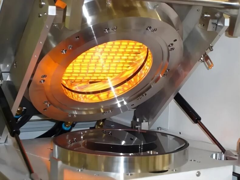Wafer level CSP (Chip Scale Package) heater